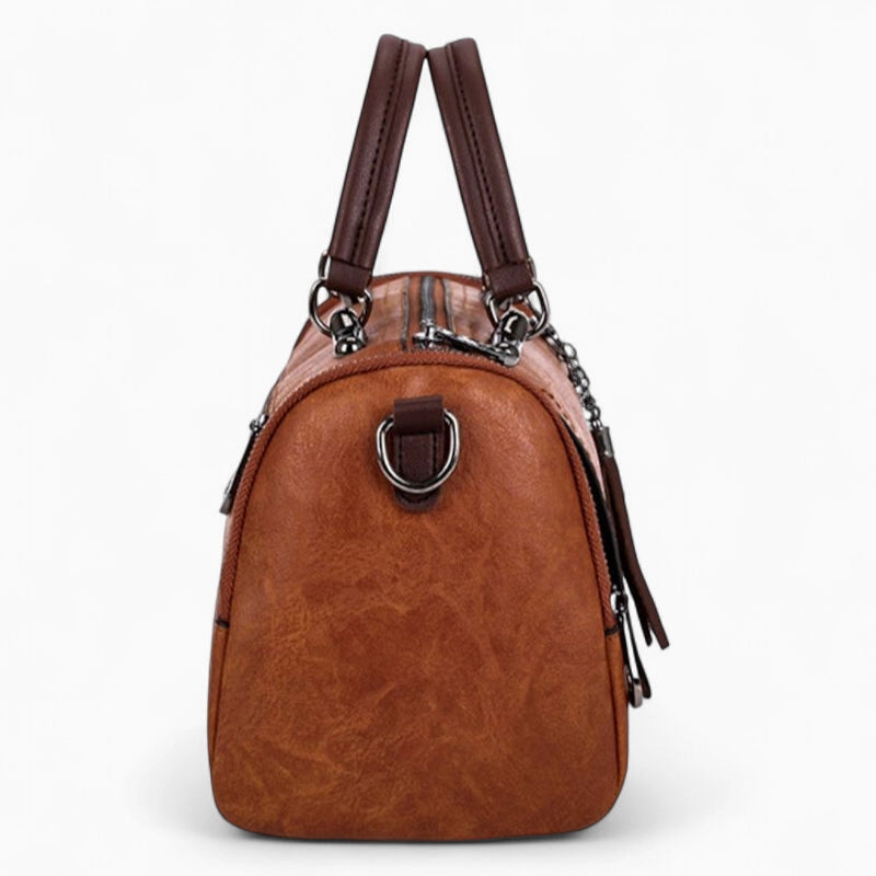 Sac à main cuir marron avec pompon vue de côté