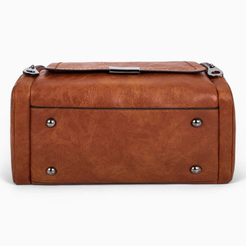 Sac à main cuir marron avec pompon vue de dessous